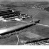 グラーフ・ツェッペリン飛行船。写真右下は工場（1928年）