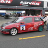 ローリングスタートに備えてピットからホームストレート上のダミーグリッドまで手押しでレースカーを運ぶ。103台ものエントリーがあると最高尾車両はピットロードエントリーの先まで並ぶ事になる