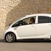 スペイン王妃、世界で初めてプジョーの新型EVに乗る 画像