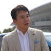 リーフは加速がスムーズで運転しやすい、と語る清水市長