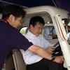 「たま」に試乗する清水市長