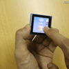 iPod nanoの画面を指でスライドさせているところ iPod nanoの画面を指でスライドさせているところ