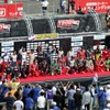 決勝出場選手のあいさつ。ピットワークで上位にあがっていった、女性初の優勝経験者のダニカ・パトリック選手（前列、向かって右はし）には日本にもファンが多い