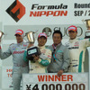 左から2位デュバル、優勝の大嶋、舘信秀トムス監督、3位ロッテラー