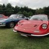 ディーノ246GT（右）とフィアットディーノ2000（左）。エンツォ・フェラーリの息子であるアルフレード・フェラーリがアイディアを出したエンジンを搭載