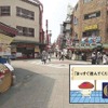 デモのイメージ。大型モニターに映し出された神戸・南京街。店のある方向に顔を向けると、関連情報が表示される仕掛け デモのイメージ。大型モニターに映し出された神戸・南京街。店のある方向に顔を向けると、関連情報が表示される仕掛け