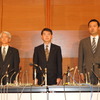 帰国報告会見に望んだフジタ社員。左から井口さん、佐々木さん、橋本さん（1日・同本社）　撮影＝石田信一郎