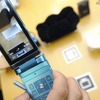 ARマーカーに携帯電話をかざすことで、画面上にオブジェクトが表示される ARマーカーに携帯電話をかざすことで、画面上にオブジェクトが表示される