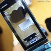 携帯画面上に表示されたテーブル（画面中央）とテレビ（画面下）のAR 携帯画面上に表示されたテーブル（画面中央）とテレビ（画面下）のAR