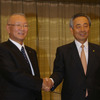 伊奈功一ダイハツ社長（左）と一丸陽一郎トヨタ副社長（右）