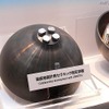 こちらは海底地震計用の耐圧容器。水中コネクタ接続のため貫通孔が空いているが、応力分散のため周辺を肉厚にするなど工夫が凝らされている こちらは海底地震計用の耐圧容器。水中コネクタ接続のため貫通孔が空いているが、応力分散のため周辺を肉厚にするなど工夫が凝らされている