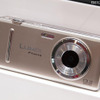 今回の展示は「LUMIX Phone」はケース内で、端末に手を触れることはできない。指のかかりにくいレンズ位置など、本体のデザインにもLUMIXのノウハウを生かしたという 今回の展示は「LUMIX Phone」はケース内で、端末に手を触れることはできない。指のかかりにくいレンズ位置など、本体のデザインにもLUMIXのノウハウを生かしたという