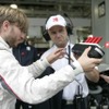 サーキット水没を心配し、避難手段を検討するハイドフェルド（ザウバー）