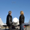 地上のエンタープライズと上空を過ぎるイブ。背中の人物はブランソンとバート・ルータン（スケールドコンポジット）