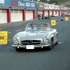 競技を終えピットに戻ってきた鈴木亜久里が駆るメルセデスベンツ300SL。いまひとつ納得がいかない？