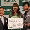 羽鳥兼市会長（左）の発表とともに、山本モナさんと石田純一さんによるトークショーも行われた