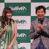 羽鳥兼市会長（左）の発表とともに、山本モナさんと石田純一さんによるトークショーも行われた
