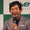 羽鳥兼市会長（左）の発表とともに、山本モナさんと石田純一さんによるトークショーも行われた