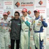 今日は恒例の“順位指立て”も、全員で実行。左からオリベイラ、舘監督、ロッテラー、石浦