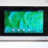 サムスン電子製「SMT-i9100」。OSはAndroid 2.2を搭載。12月上旬以降に発売されるモバイルルーター「Wi-Fi WALKER DATA05」などを利用することで、auの「CDMA 1X WIN」エリアでも利用可能 サムスン電子製「SMT-i9100」。OSはAndroid 2.2を搭載。12月上旬以降に発売されるモバイルルーター「Wi-Fi WALKER DATA05」などを利用することで、auの「CDMA 1X WIN」エリアでも利用可能