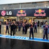 予選延期の決定を受け、スタンドの観客に挨拶するレッドブルのクルー