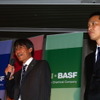 コンテストに向けたトレーニングについて説明するBASFコーティングスジャパンの自動車補修・車両塗装本部 テクニカルセールスサポート マネージャーの上久保和広さん（左）と技術部の門傳真木人さん
