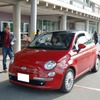 女性ドライバーが操る真っ赤なフィアット500がスタート