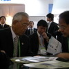 会場視察する豊田章一郎氏。JAPAN PAVILIONで解説に耳を傾ける