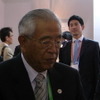 会場視察する豊田章一郎氏。JAPAN PAVILIONで解説に耳を傾ける