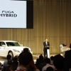 フーガ・ハイブリッドを発表する志賀COO