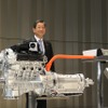 フーガ・ハイブリッドを発表する志賀COO
