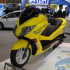 ASV4の車車間通信に対応した「フォルツァ」。右左折車から危険を未然に防止したり、その動作状況はメーターを囲うイルミで表現される