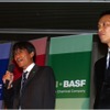 BASFコーティングスジャパン 自動車補修・車両塗装本部 テクニカルセールスサポート マネージャーの上久保和広さん（左）と技術部の門傳真木人さん