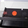 LED照明が当てられるとガラスに加工された部分が発光したかのように表示が浮かび上がる