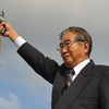 石原知事のピストルの合図と同時に84台が出走した。撮影＝中島みなみ