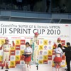 ニッポンのレース2表彰式。左から2位の山本、優勝ロッテラー、3位の井出