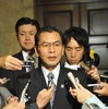 国会内で会見に応じる大畠章宏経産相　撮影＝中島みなみ