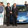 大場茂美・横浜市副市長（左）と川口均・日産自動車常務（右）