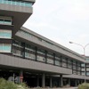 本部棟。中途半端に下がったブラインドが痛々しい