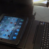 「iPad case with Keyboard」。このままiPadをたてれば、まるでノートPCのような感じに 「iPad case with Keyboard」。このままiPadをたてれば、まるでノートPCのような感じに
