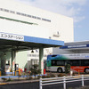 燃料電池バスが停車中の羽田水素ステーションと 京浜島エコ・ステーション