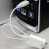 充電は、付属のUSBケーブル経由で行う。充電中は赤のランプがつき、終了後は緑に変わる 充電は、付属のUSBケーブル経由で行う。充電中は赤のランプがつき、終了後は緑に変わる