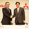 日産カルロス・ゴーン社長と三菱益子修社長（12月14日の会見にて） 