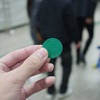 切符がわりのコイン。これで自動改札を通る