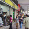 家電、靴、衣料などの店舗を立ち並ぶアーケード