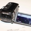 ソニーが4月にも発売を予定しているHDR-TD10。モニターは3型の裸眼3D視聴に対応