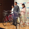 PAS新型と小林正典執行役員兼SPV事業部長（中央）