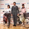 PAS新型と小林正典執行役員兼SPV事業部長（中央）