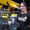 MINIのロゴ入りTシャツを着たスタッフが飲み物を配る