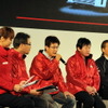 プレスブリーフィングで出展車を紹介する各ブランド担当者